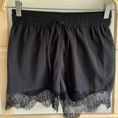 Shorts con orlo in pizzo