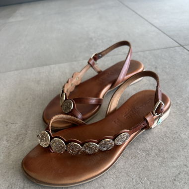 Sandalen aus Kamel-Leder mit goldenen Details Grösse 37