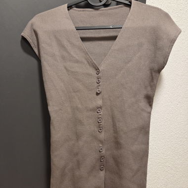 Gilet en maille côtelée avec patte boutonnée