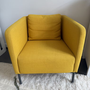 Gelber gepolsterter Sessel