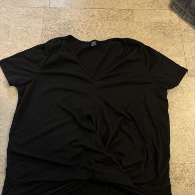 T-shirt noir à encolure en V