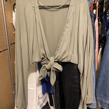 Blusa aperta asimmetrica OYSHO - verde chiaro