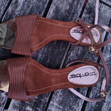 Sandali con tacco color cammello