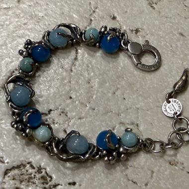 Versilbertes Armband mit blauen Steinen