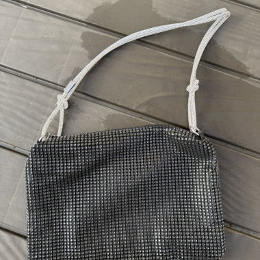 Piccola borsa a tracolla nera con strass