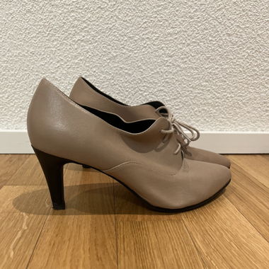 Beige Absatzstiefeletten