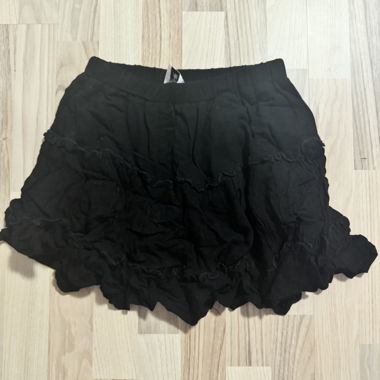 Pantaloncini neri con volant