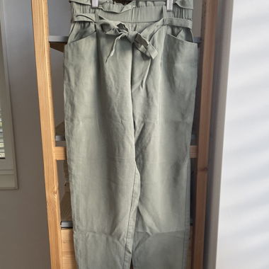 Pantaloni kaki a vita alta Zara