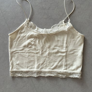 Haut court en dentelle
