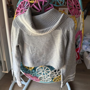 Grauer Strickpullover