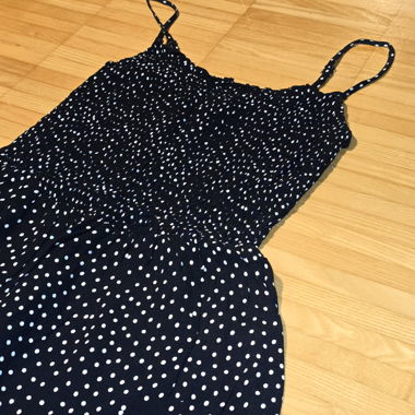 schwarzes Kleid mit weissen Punkten