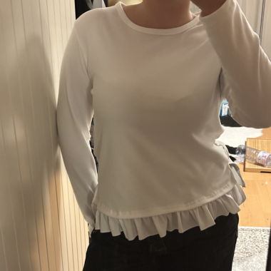 Cute white long sleeve shrit with ruffles