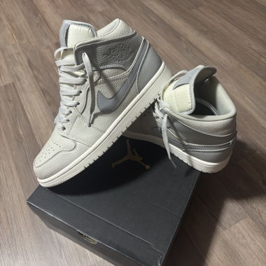 Nike Air Jordan 1 Mid Light Bone