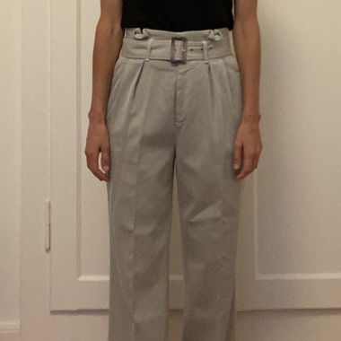 Graue Hose mit hohem Bund 