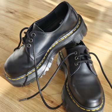 Dr. Martens neri con piattaforma