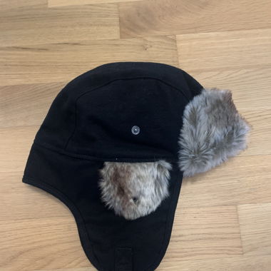Wintermütze mit Schnalle und Faux Fur