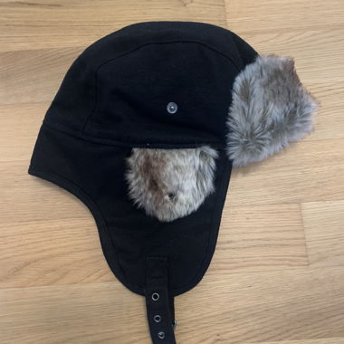 Cappellino invernale con fibbia e pelliccia finta