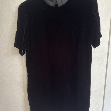 Schwarzes Samtkleid mit Kragen