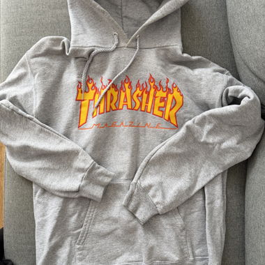 Hoodie Thrasher gris avec inscription en flammes
