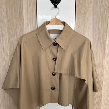 Kurzes Cape im Trenchcoat‑Stil