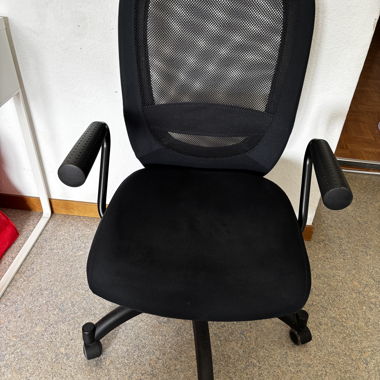 Sedia da ufficio nera con braccioli