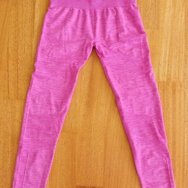 Pink leggings with accents