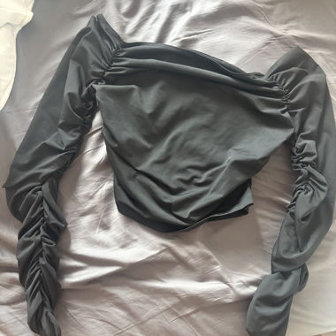 Top nero maniche lunghe arricciato
