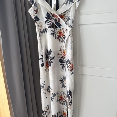 Robe blanche à fleurs avec bretelles spaghetti
