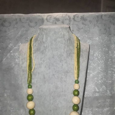 Elegante collana di legno verde nuova