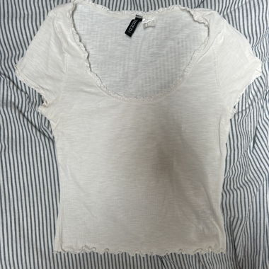 T-shirt basic bianco con volant