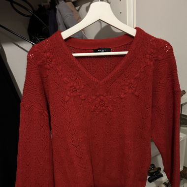Roter Strickpulli