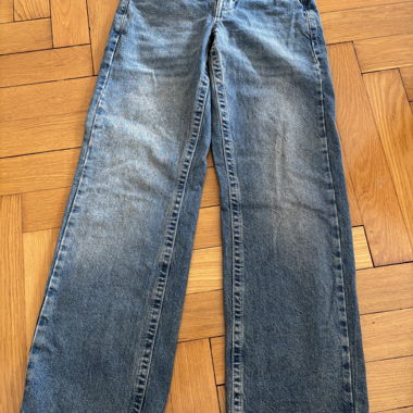 Subdued baggy jeans