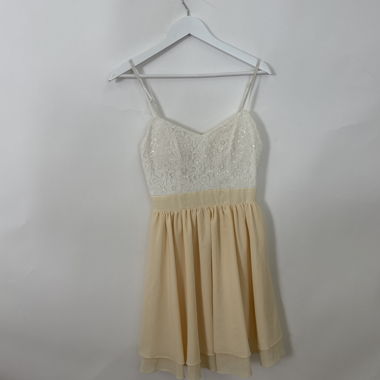 Cremefarbendes Spitzen-Kleid für Partys