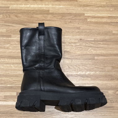 Black chunky leather boots size 36