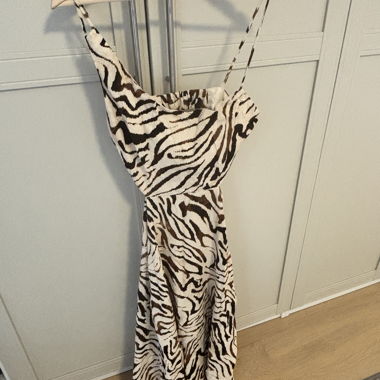 Abito a spalle scoperte con stampa zebra