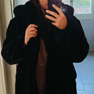 Manteau noir fausse fourrure 