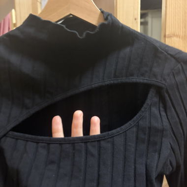 Schwarzes Rippenstrick-Shirt