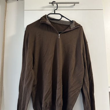 Brauner Pullover