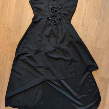 Robe noire à mini-lacets