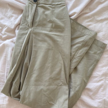 Pantalon en tissu beige Bershka