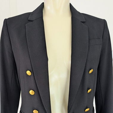 Schwarzer, taillierter Blazer mit goldenen Knöpfen
