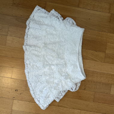 Weisser Spitzenrock von Stradivarius