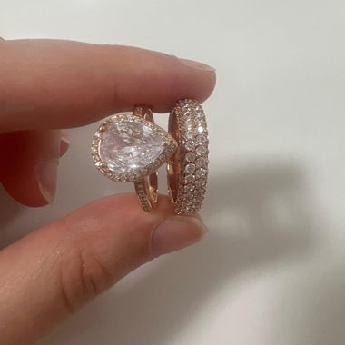 Anello in oro rosa con pietre incastonate