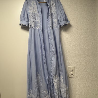 Abito in pizzo azzurro chiaro