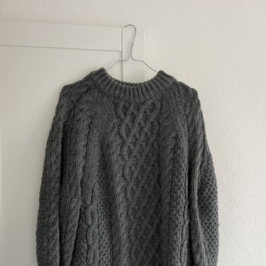 Schöner grauer warmer Pullover 
