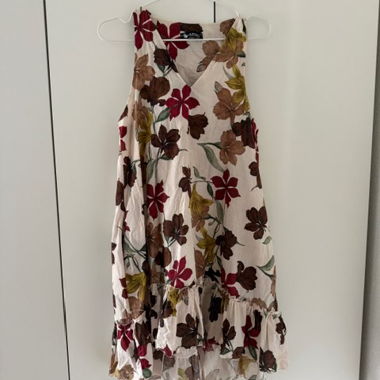 Geblümtes ärmelloses Sommerkleid
