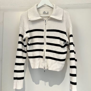 Knit sweater with zipper