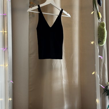 Black Ribbed Tank Top – V-Neck – XS