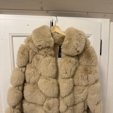  veste en fausse fourrure beige
