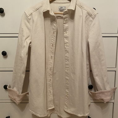 Weisses Jeanshemd mit Knöpfen